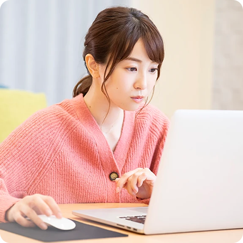 パソコンを使って学習する女性
